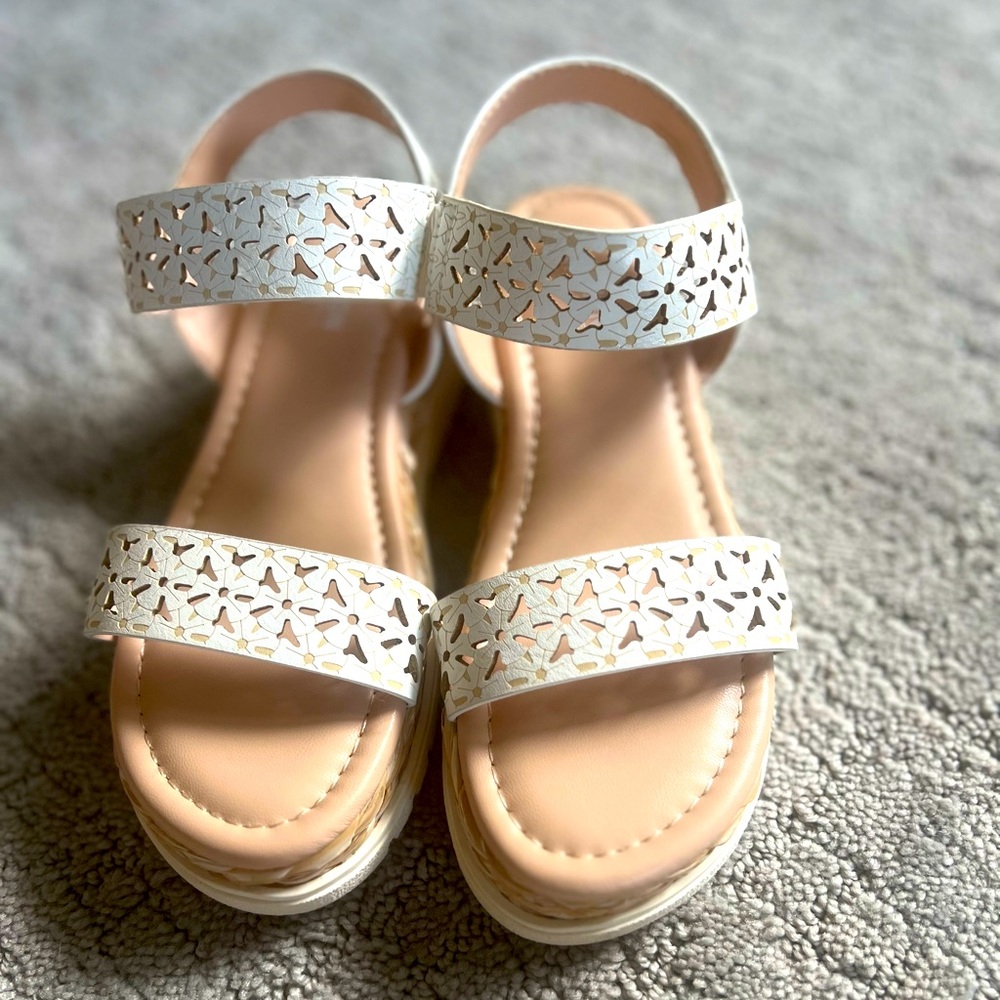 Kenneth Cole White Cutout Sandals size 3 kids